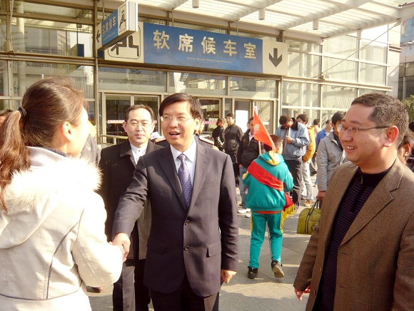 WilliamHill中文团委书记宋来陪同共青团上海市委副书记陈凯慰问威廉希尔志愿者