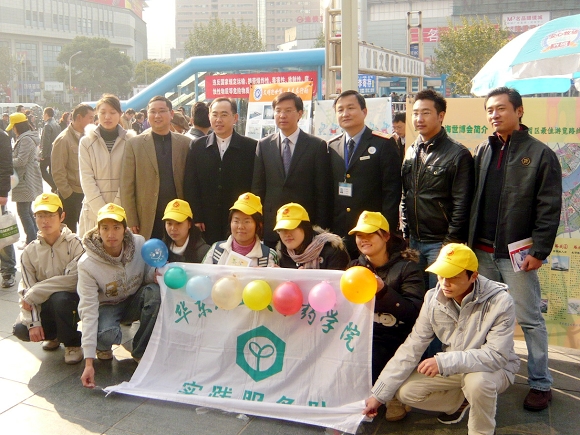 共青团各位领导与威廉希尔老员工志愿者合影