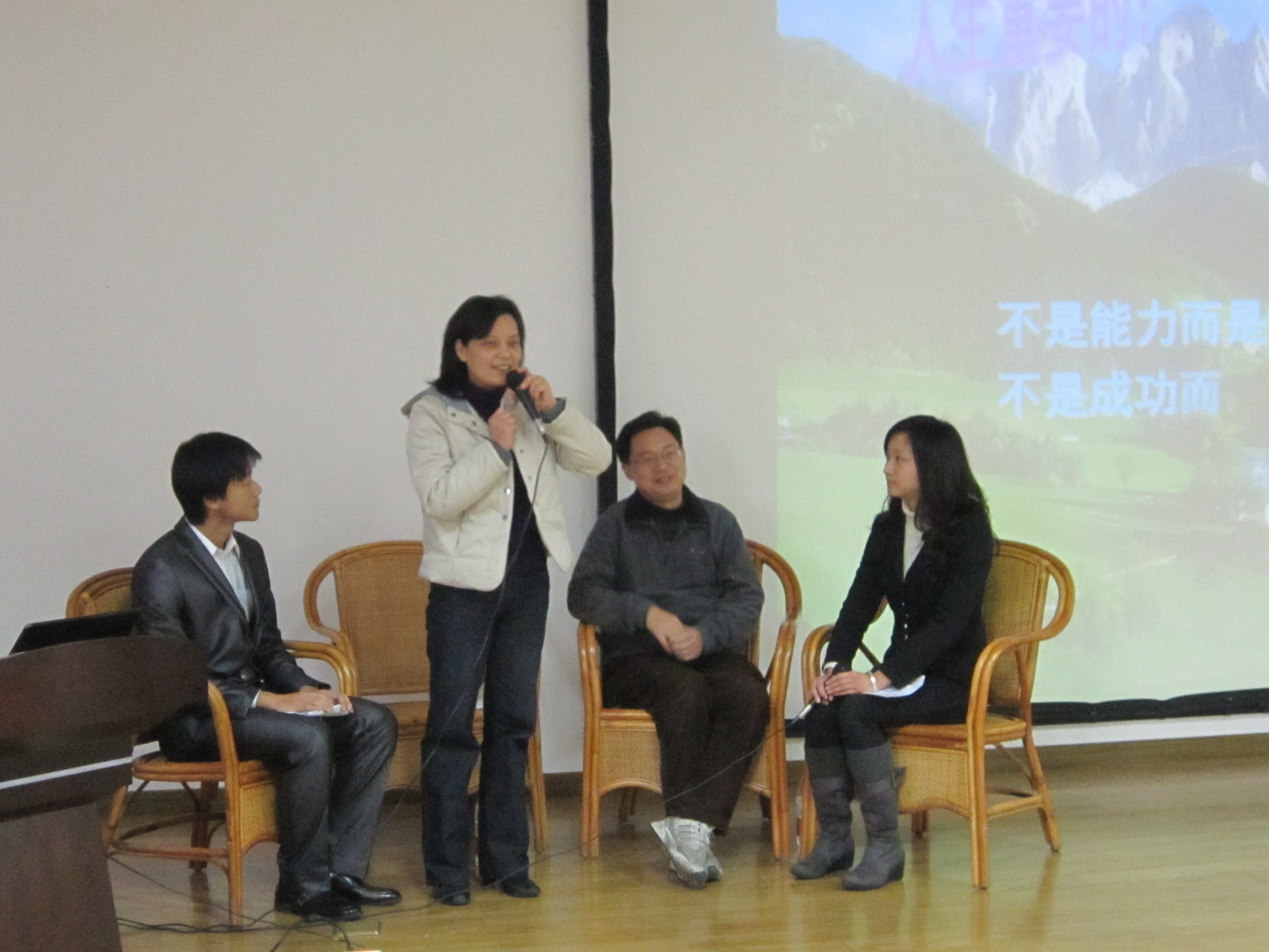 常务副经理徐玉芳与员工亲切交流